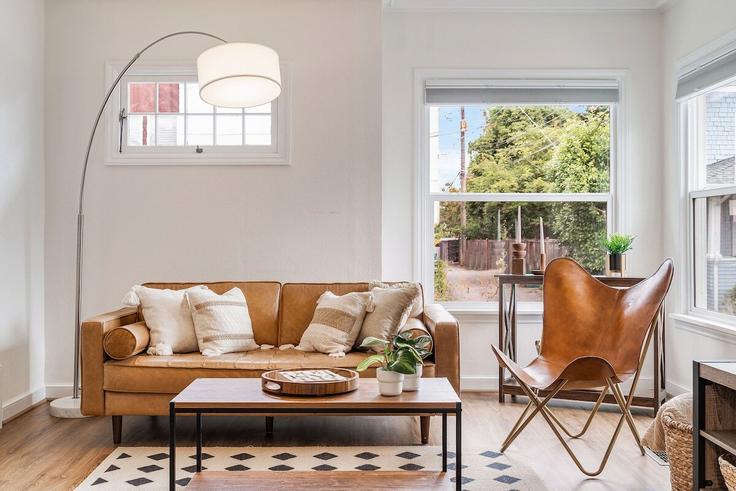 Seattle SeattleのBuilding 7th Avenue West - betterstay - 1036024 - SEAのアパートメントにある、モダンな家具を備えたエレガントなデザインのリビングルーム Seattle SeattleのBuilding 7th Avenue West - betterstay - 1036024 - SEAのアパートメントにある、モダンな家具を備えたエレガントなデザインのリビングルーム