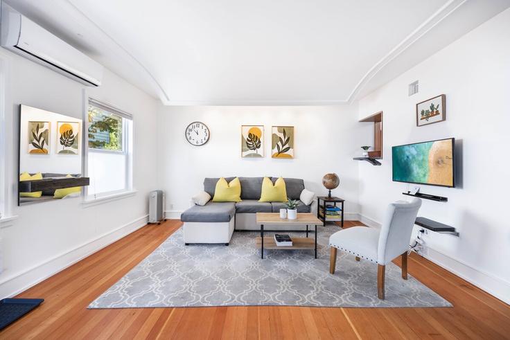 Building Northeast 117th Street - betterstay - 1386784 adresindeki bir dairede modern mobilyalarla zarif bir şekilde tasarlanmış oturma odası Seattle, Seattle