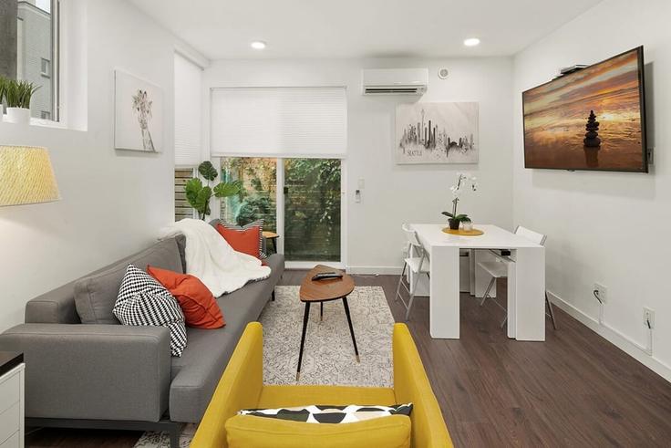 Salle de séjour élégante avec mobilier moderne dans un appartement à Building East Marion Street - betterstay - 1036010 - SEA à Seattle, Seattle