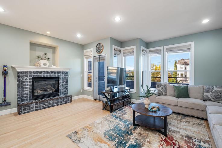 Salle de séjour élégante avec mobilier moderne dans un appartement à Building Francis Avenue North - betterstay - 1036017 - SEA à Seattle, Seattle