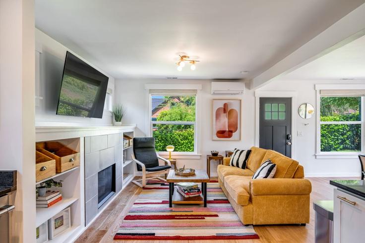 Salle de séjour élégante avec mobilier moderne dans un appartement à Building Edgewest Drive Northwest - betterstay - 1035882 - SEA à Seattle, Seattle