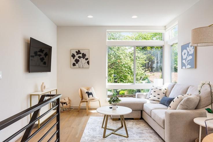 Elegant gestaltetes Wohnzimmer mit moderner Einrichtung in einer Wohnung im Building 3rd Avenue North - betterstay - 1035886 - SEA in Seattle, Seattle