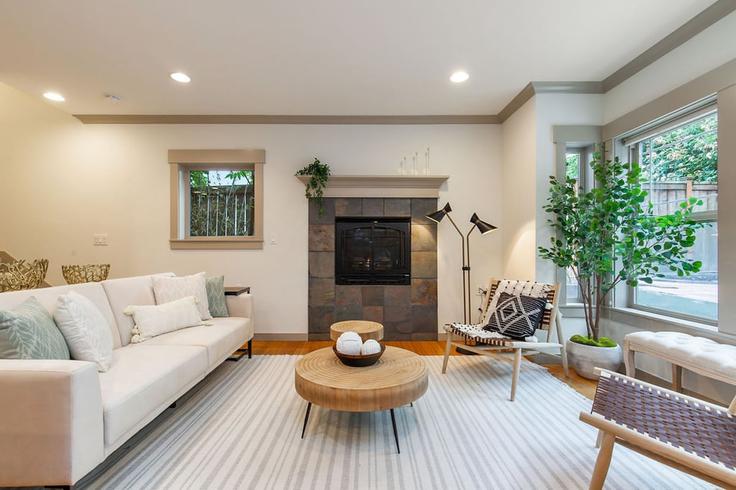 Elegante sala de estar con mobiliario moderno en un apartamento en Building 19th Avenue - betterstay - 1036059 - SEA en Seattle, Seattle Elegante sala de estar con mobiliario moderno en un apartamento en Building 19th Avenue - betterstay - 1036059 - SEA en Seattle, Seattle