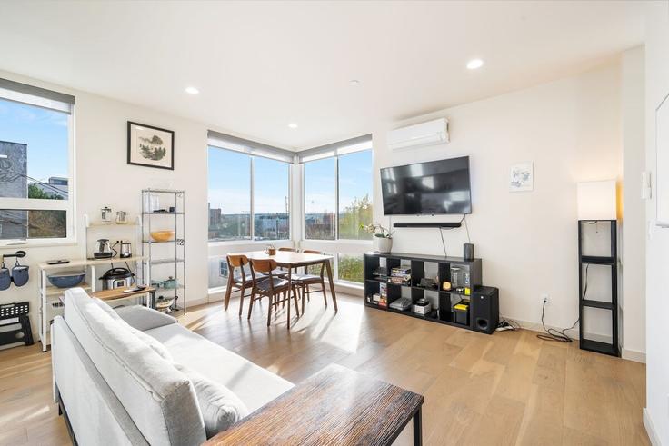 Sala de estar elegantemente projetada com móveis modernos em um apartamento no Building Leary Way Northwest - betterstay - 1035991 - SEA em Seattle, Seattle Sala de estar elegantemente projetada com móveis modernos em um apartamento no Building Leary Way Northwest - betterstay - 1035991 - SEA em Seattle, Seattle