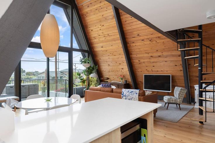 Sala de estar elegantemente projetada com móveis modernos em um apartamento no Building South Shorewood Avenue - betterstay - 1035994 - USA em Greenbank, Greenbank