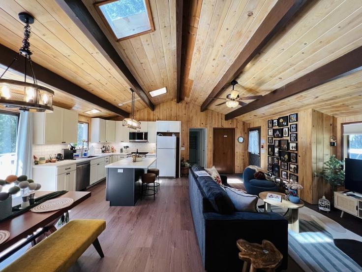 Building Ellwood Drive - betterstay - 1035924 - USA adresindeki bir dairede modern mobilyalarla zarif bir şekilde tasarlanmış oturma odası Coupeville, Coupeville