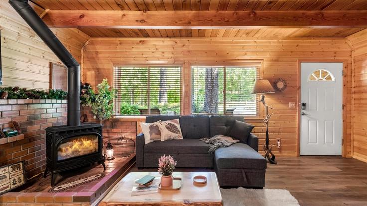 Salle de séjour élégante avec mobilier moderne dans un appartement à Building Paradise Drive - betterstay - 1323720 à Ashford, Ashford Salle de séjour élégante avec mobilier moderne dans un appartement à Building Paradise Drive - betterstay - 1323720 à Ashford, Ashford