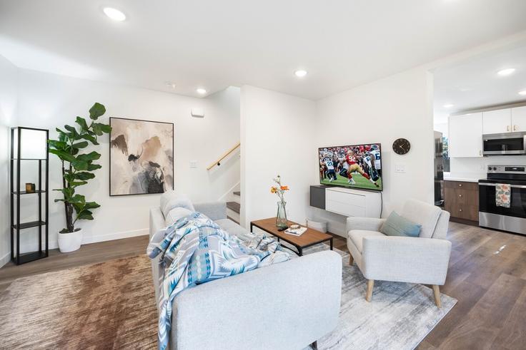 Building Northeast 117th Street - betterstay - 1386783 adresindeki bir dairede modern mobilyalarla zarif bir şekilde tasarlanmış oturma odası Seattle, Seattle