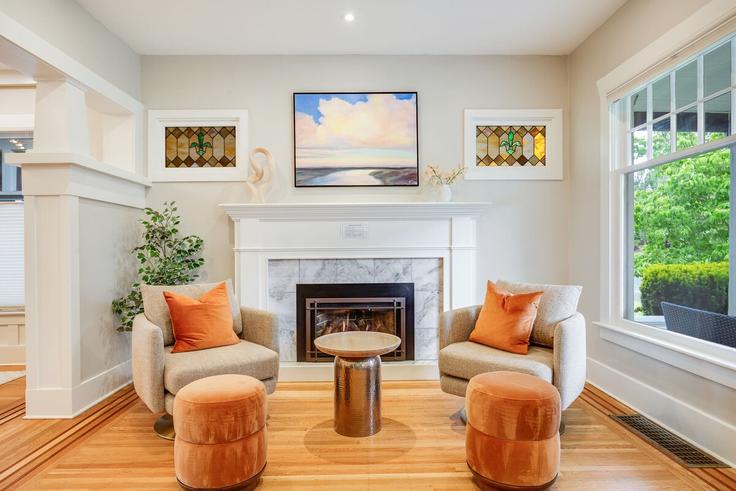 Sala de estar elegantemente projetada com móveis modernos em um apartamento no Building Warren Avenue North - betterstay - 1035890 - SEA em Seattle, Seattle