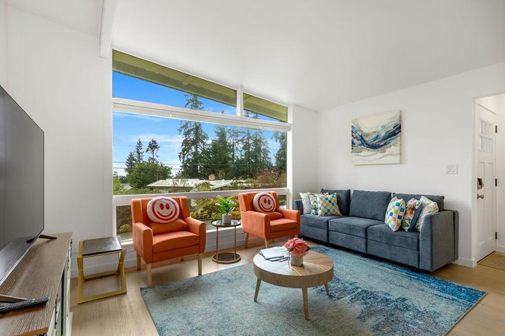 Elegante sala de estar con mobiliario moderno en un apartamento en Building Southeast 37th Place - betterstay - 1514383 en Bellevue, Bellevue