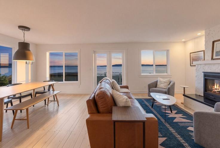 Sala de estar elegantemente projetada com móveis modernos em um apartamento no Building Southwest 171st Street - betterstay - 1557790 em Burien, Burien
