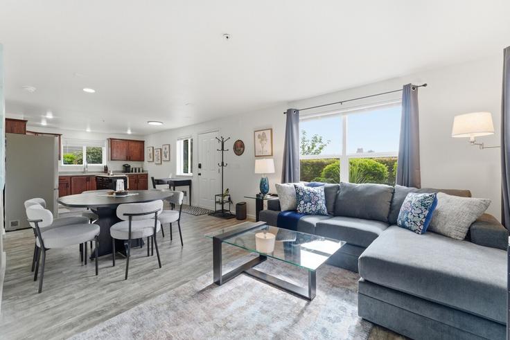 Elegant gestaltetes Wohnzimmer mit moderner Einrichtung in einer Wohnung im Building 23rd Avenue South - betterstay - 1568597 in Seattle, Seattle Elegant gestaltetes Wohnzimmer mit moderner Einrichtung in einer Wohnung im Building 23rd Avenue South - betterstay - 1568597 in Seattle, Seattle