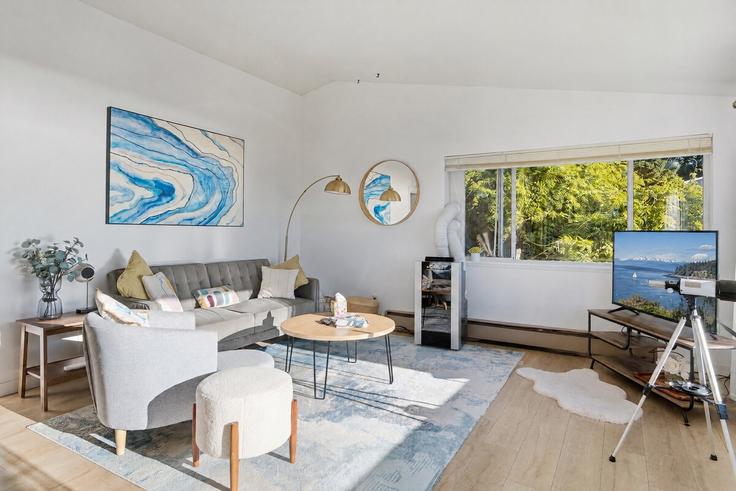 Coupeville CoupevilleのBuilding Fircrest Avenue - betterstay - 1595263のアパートメントにある、モダンな家具を備えたエレガントなデザインのリビングルーム Coupeville CoupevilleのBuilding Fircrest Avenue - betterstay - 1595263のアパートメントにある、モダンな家具を備えたエレガントなデザインのリビングルーム