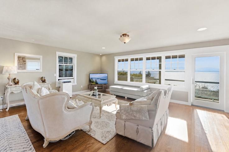Coupeville CoupevilleのBuilding Fircrest Avenue - betterstay - 1595282のアパートメントにある、モダンな家具を備えたエレガントなデザインのリビングルーム Coupeville CoupevilleのBuilding Fircrest Avenue - betterstay - 1595282のアパートメントにある、モダンな家具を備えたエレガントなデザインのリビングルーム