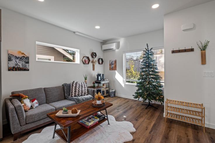 Building North 103rd Street - betterstay - 1638643 adresindeki bir dairede modern mobilyalarla zarif bir şekilde tasarlanmış oturma odası Seattle, Seattle