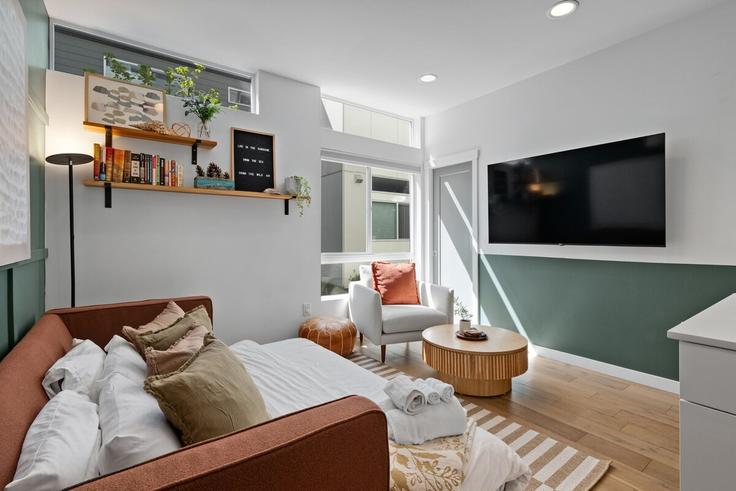 Elegant gestaltetes Wohnzimmer mit moderner Einrichtung in einer Wohnung im Building 10th Avenue East - betterstay - 1035859 - SEA in Seattle, Seattle