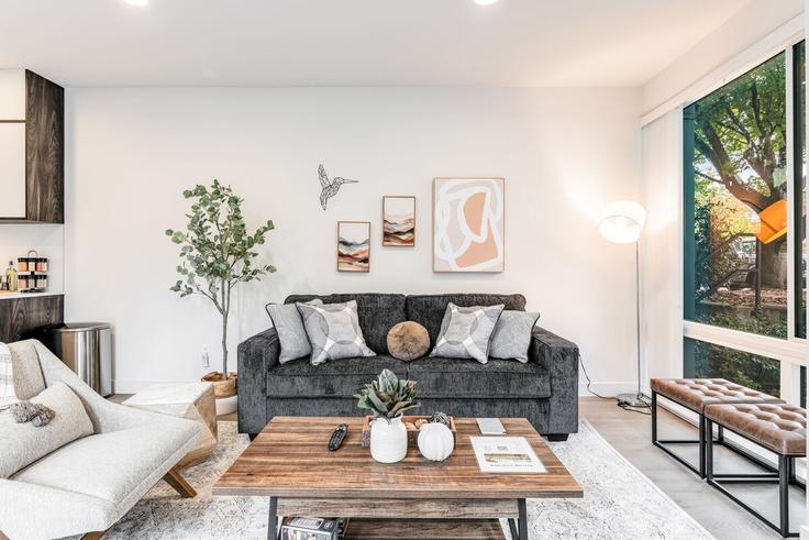 Elegant gestaltetes Wohnzimmer mit moderner Einrichtung in einer Wohnung im Building Franklin Avenue East - betterstay - 1035905 - SEA in Seattle, Seattle Elegant gestaltetes Wohnzimmer mit moderner Einrichtung in einer Wohnung im Building Franklin Avenue East - betterstay - 1035905 - SEA in Seattle, Seattle