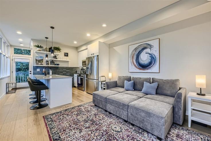 Sala de estar elegantemente projetada com móveis modernos em um apartamento no Building Wallingford Avenue North - betterstay - 1035902 - SEA em Seattle, Seattle Sala de estar elegantemente projetada com móveis modernos em um apartamento no Building Wallingford Avenue North - betterstay - 1035902 - SEA em Seattle, Seattle