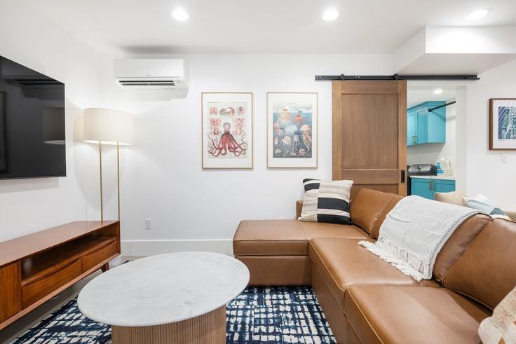 Seattle SeattleのBuilding 4th Avenue West - betterstay - 1035899 - SEAのアパートメントにある、モダンな家具を備えたエレガントなデザインのリビングルーム