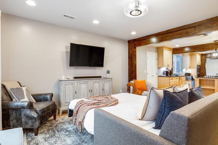 Salle de séjour élégante avec mobilier moderne dans un appartement à Building 33rd Avenue South - betterstay - 1035900 - SEA à Seattle, Seattle