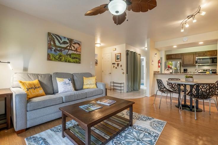 Sala de estar elegantemente projetada com móveis modernos em um apartamento no Building South Kihei Road - betterstay - 1035895 - USA em Kihei, Kihei Sala de estar elegantemente projetada com móveis modernos em um apartamento no Building South Kihei Road - betterstay - 1035895 - USA em Kihei, Kihei