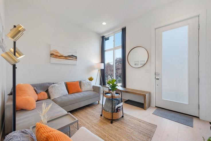 Seattle, Seattle에 위치한 Building East Spruce Street - betterstay - 1035891 - SEA 유닛의 세련된 인테리어가 돋보이는 거실 Seattle, Seattle에 위치한 Building East Spruce Street - betterstay - 1035891 - SEA 유닛의 세련된 인테리어가 돋보이는 거실