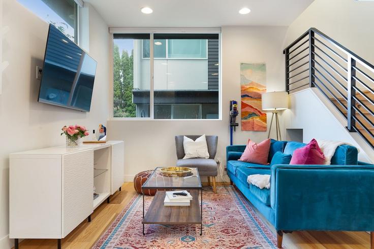 Elegant gestaltetes Wohnzimmer mit moderner Einrichtung in einer Wohnung im Building West Dravus Street - betterstay - 1035898 - SEA in Seattle, Seattle