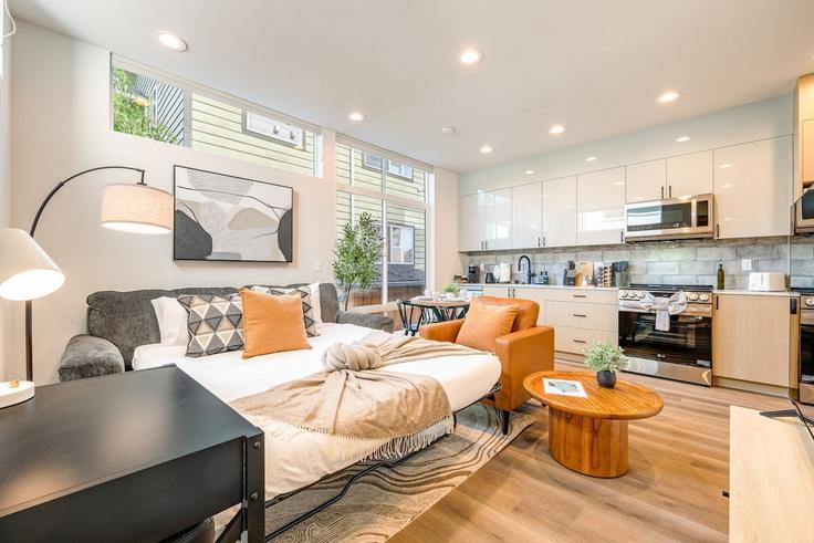 Seattle, Seattle에 위치한 Building South Washington Street - betterstay - 1035897 - SEA 유닛의 세련된 인테리어가 돋보이는 거실 Seattle, Seattle에 위치한 Building South Washington Street - betterstay - 1035897 - SEA 유닛의 세련된 인테리어가 돋보이는 거실
