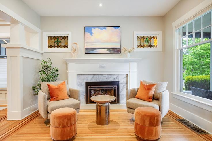 Salle de séjour élégante avec mobilier moderne dans un appartement à Building Warren Avenue North - betterstay - 1035890 - SEA à Seattle, Seattle