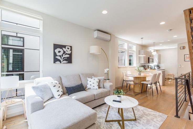 Salle de séjour élégante avec mobilier moderne dans un appartement à Building 3rd Avenue North - betterstay - 1035886 - SEA à Seattle, Seattle