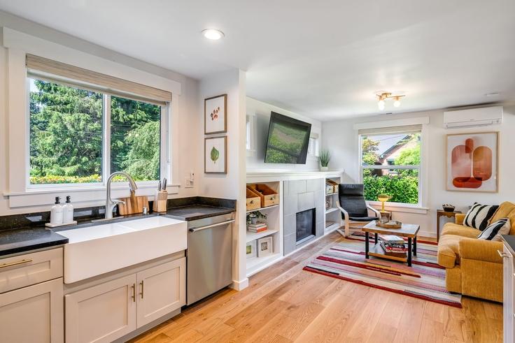 Elegant gestaltetes Wohnzimmer mit moderner Einrichtung in einer Wohnung im Building Northwest 86th Street - betterstay - 1035883 - SEA in Seattle, Seattle