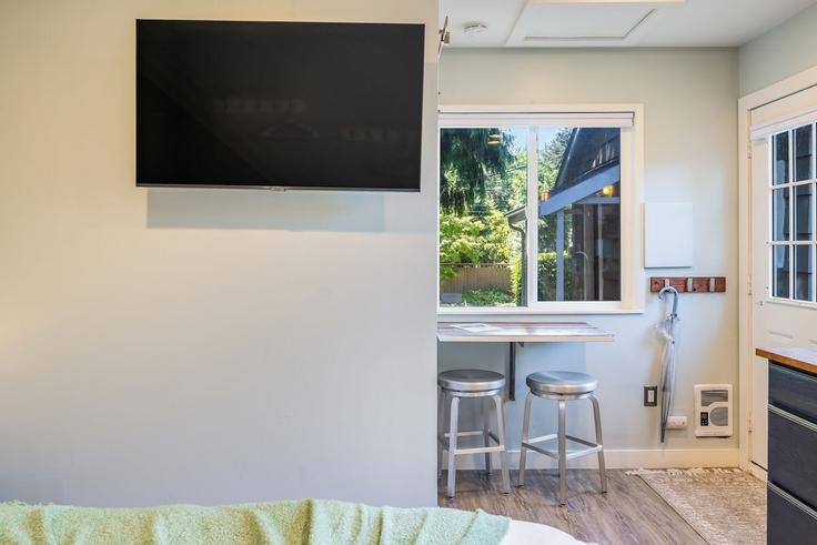 Salle de séjour élégante avec mobilier moderne dans un appartement à Building 29th Avenue Northwest - betterstay - 1035884 - SEA à Seattle, Seattle