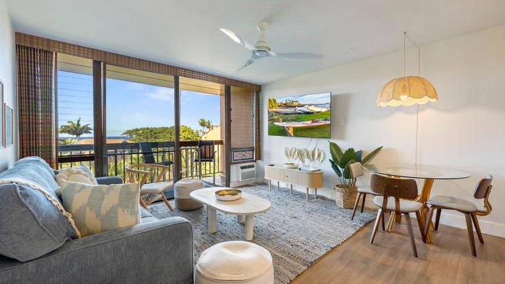 Sala de estar elegantemente projetada com móveis modernos em um apartamento no Building South Kihei Road - betterstay - 1035881 - USA em Kihei, Kihei Sala de estar elegantemente projetada com móveis modernos em um apartamento no Building South Kihei Road - betterstay - 1035881 - USA em Kihei, Kihei
