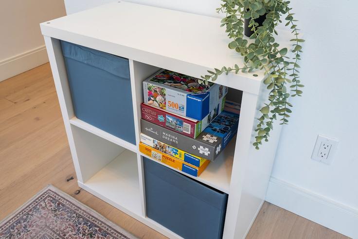 Sala de estar elegantemente projetada com móveis modernos em um apartamento no Building Northeast 45th Street - betterstay - 1054656 - SEA em Seattle, Seattle Sala de estar elegantemente projetada com móveis modernos em um apartamento no Building Northeast 45th Street - betterstay - 1054656 - SEA em Seattle, Seattle