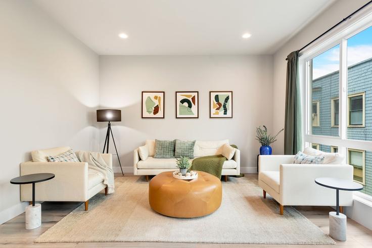 Elegant gestaltetes Wohnzimmer mit moderner Einrichtung in einer Wohnung im Building Valley Street - betterstay - 1225183 - SEA in Seattle, Seattle