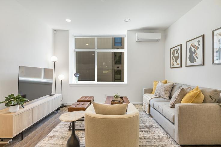 Elegant gestaltetes Wohnzimmer mit moderner Einrichtung in einer Wohnung im Building Valley Street - betterstay - 1232830 - SEA in Seattle, Seattle Elegant gestaltetes Wohnzimmer mit moderner Einrichtung in einer Wohnung im Building Valley Street - betterstay - 1232830 - SEA in Seattle, Seattle