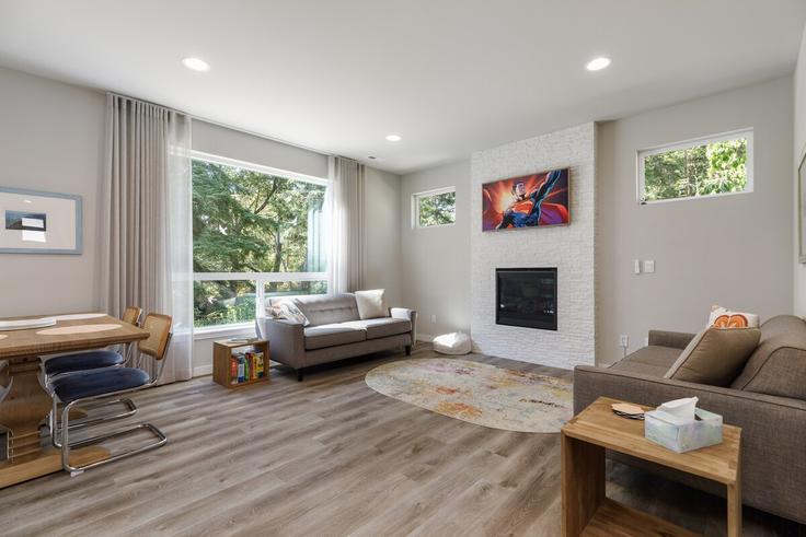 Sala de estar elegantemente projetada com móveis modernos em um apartamento no Building SouthWest Crestwood Drive - betterstay - 1283423 - USA em Oak Harbor, Oak Harbor