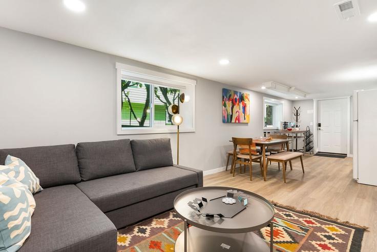 Sala de estar elegantemente projetada com móveis modernos em um apartamento no Building 1st Avenue Northeast - betterstay - 1341973 em Seattle, Seattle Sala de estar elegantemente projetada com móveis modernos em um apartamento no Building 1st Avenue Northeast - betterstay - 1341973 em Seattle, Seattle