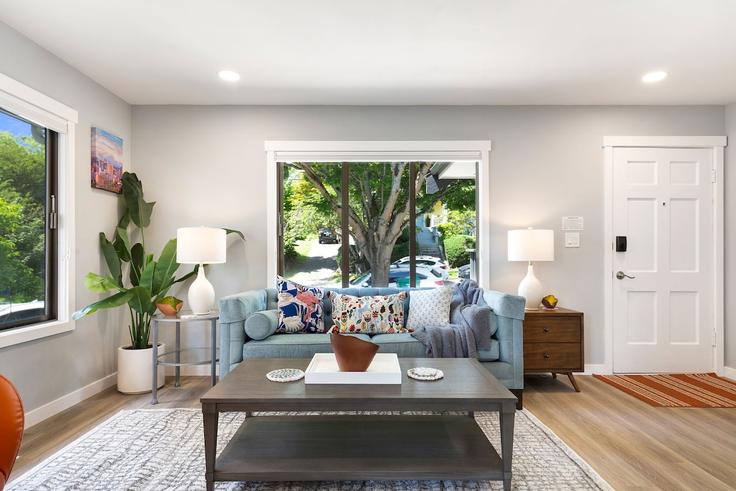 Salle de séjour élégante avec mobilier moderne dans un appartement à Building 1st Avenue Northeast - betterstay - 1341973 à Seattle, Seattle Salle de séjour élégante avec mobilier moderne dans un appartement à Building 1st Avenue Northeast - betterstay - 1341973 à Seattle, Seattle