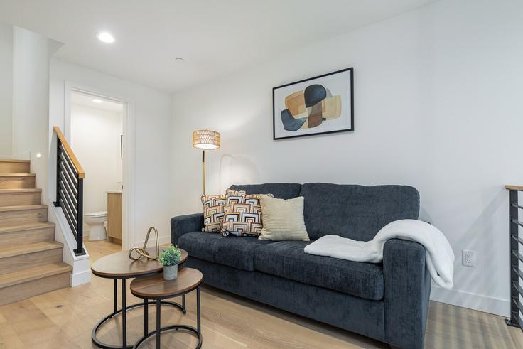 Salle de séjour élégante avec mobilier moderne dans un appartement à Building 11th Avenue East - betterstay - 1375347 à Seattle, Seattle Salle de séjour élégante avec mobilier moderne dans un appartement à Building 11th Avenue East - betterstay - 1375347 à Seattle, Seattle