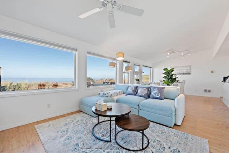 Building Island View Road - betterstay - 1035862 adresindeki bir dairede modern mobilyalarla zarif bir şekilde tasarlanmış oturma odası Oak Harbor, Oak Harbor