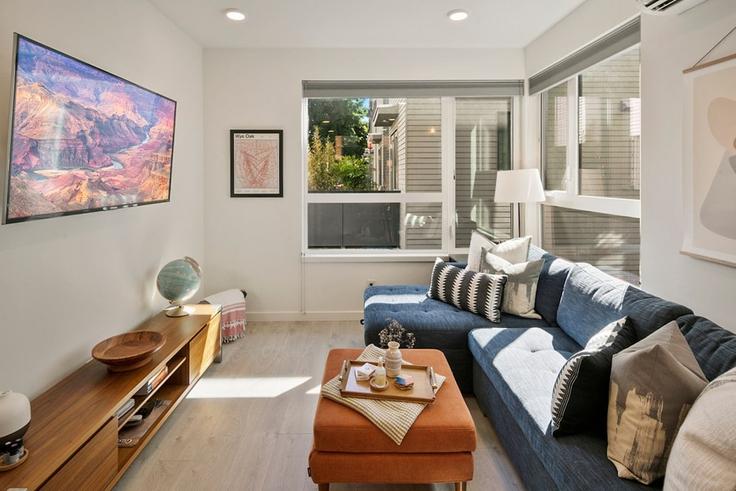 Elegant gestaltetes Wohnzimmer mit moderner Einrichtung in einer Wohnung im Building Broadway East - betterstay - 1035860 - SEA in Seattle, Seattle