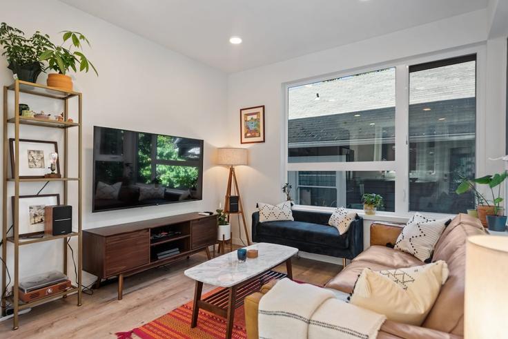 Salle de séjour élégante avec mobilier moderne dans un appartement à Building 10th Avenue East - betterstay - 1035863 - SEA à Seattle, Seattle Salle de séjour élégante avec mobilier moderne dans un appartement à Building 10th Avenue East - betterstay - 1035863 - SEA à Seattle, Seattle