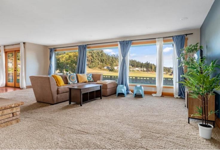 Sala de estar elegantemente projetada com móveis modernos em um apartamento no Building Balda Road - betterstay - 1035868 em Oak Harbor, Oak Harbor