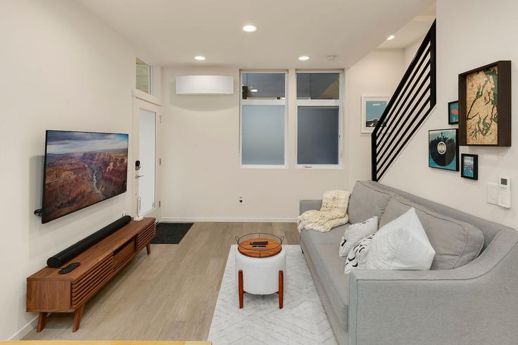 Salle de séjour élégante avec mobilier moderne dans un appartement à Building 14th Avenue East - betterstay - 1036007 - SEA à Seattle, Seattle Salle de séjour élégante avec mobilier moderne dans un appartement à Building 14th Avenue East - betterstay - 1036007 - SEA à Seattle, Seattle