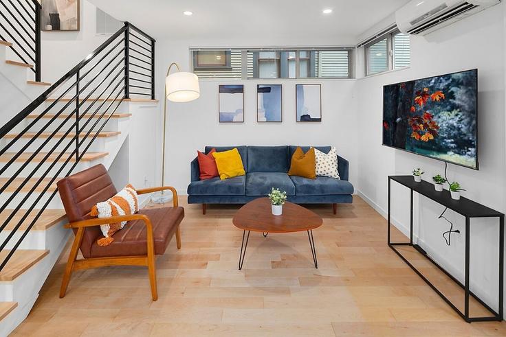 Elegante sala de estar con mobiliario moderno en un apartamento en Building 12th Avenue - betterstay - 1036004 - SEA en Seattle, Seattle