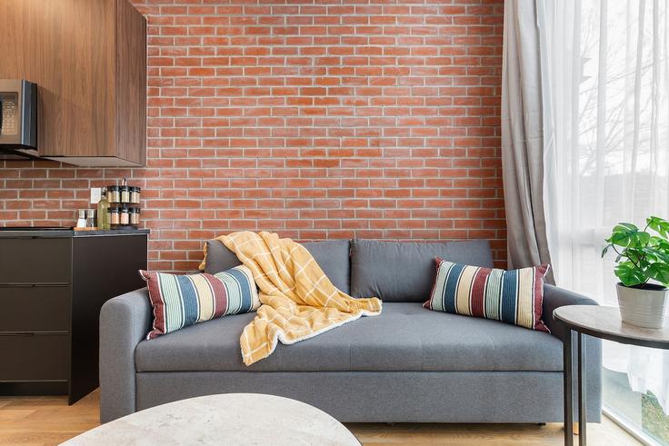 Seattle, Seattle에 위치한 Building 17th Avenue - betterstay - 1036009 - SEA 유닛의 세련된 인테리어가 돋보이는 거실 Seattle, Seattle에 위치한 Building 17th Avenue - betterstay - 1036009 - SEA 유닛의 세련된 인테리어가 돋보이는 거실