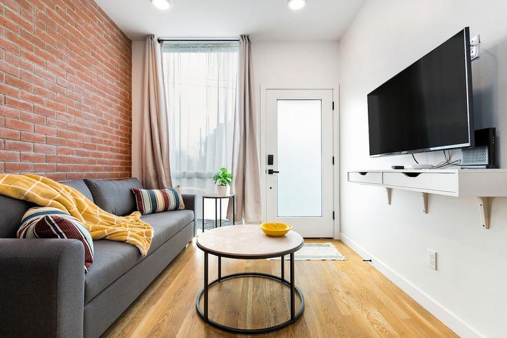 Elegant gestaltetes Wohnzimmer mit moderner Einrichtung in einer Wohnung im Building 17th Avenue - betterstay - 1036009 - SEA in Seattle, Seattle Elegant gestaltetes Wohnzimmer mit moderner Einrichtung in einer Wohnung im Building 17th Avenue - betterstay - 1036009 - SEA in Seattle, Seattle