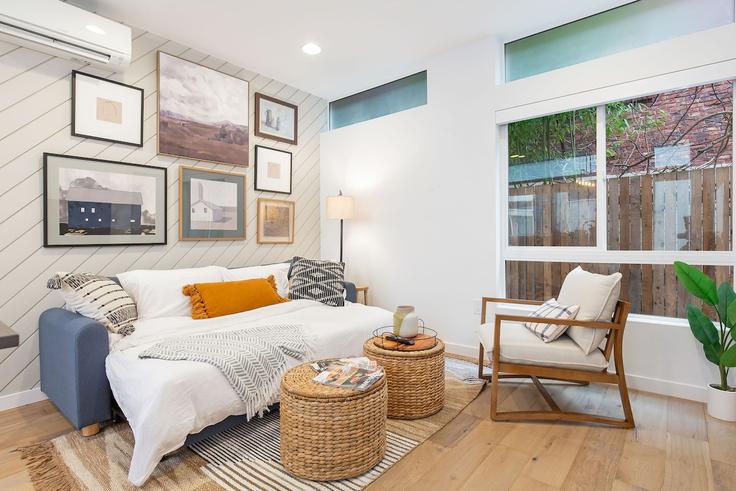 Elegant gestaltetes Wohnzimmer mit moderner Einrichtung in einer Wohnung im Building 10th Avenue East - betterstay - 1036000 - SEA in Seattle, Seattle