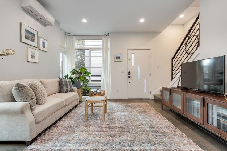Building Boylston Avenue East - betterstay - 1036001 - SEA adresindeki bir dairede modern mobilyalarla zarif bir şekilde tasarlanmış oturma odası Seattle, Seattle